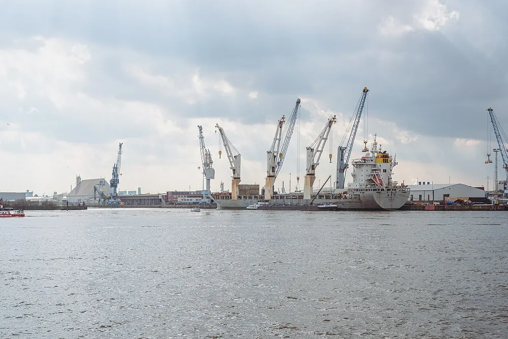 DE HAM — Hamburg Seaport reference photo